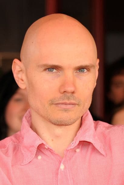 Billy Corgan, cantante de Smashing Pumpkins, se robaría el amor de Jessica.Mira aquí los videos más chismosos.