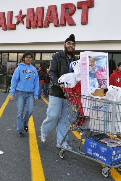 AHORRO EN GASOLINA " Walmart extendió el programa Gas Rollback hasta el 24 de diciembre. Este programa da a los clientes un descuento de $0.10 en cada galón de gasolina o combustible diesel comprado en estaciones Murphy USA o Walmart participantes.
