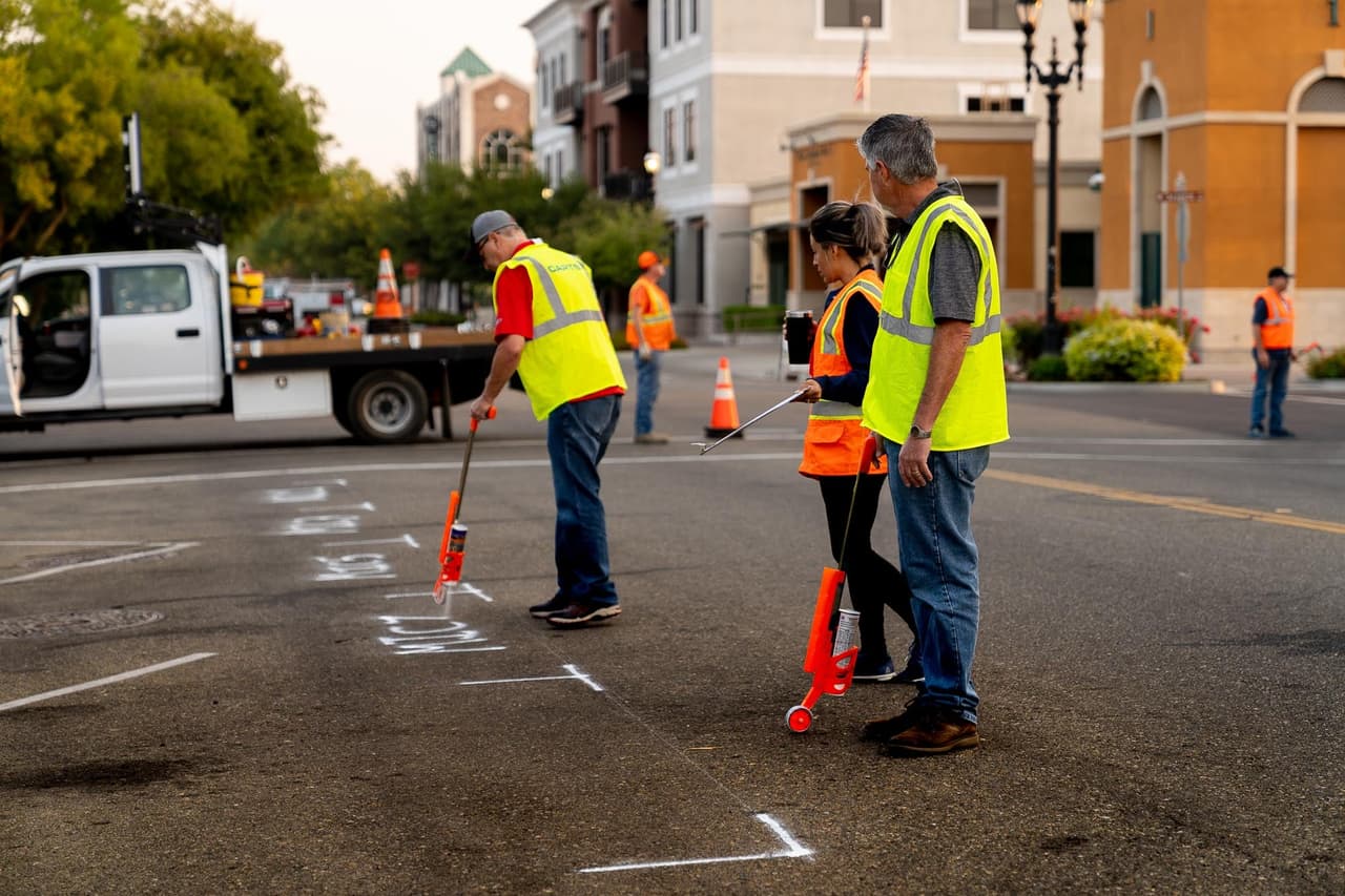 Durante esta jornada, trabajadores de la ciudad preparaban las calles y aceras para dar la bienvenida a los asitentes de 
<b>Clovis Fest, festival que comienza con el lanzamiento de los globos aerostáticos.</b>