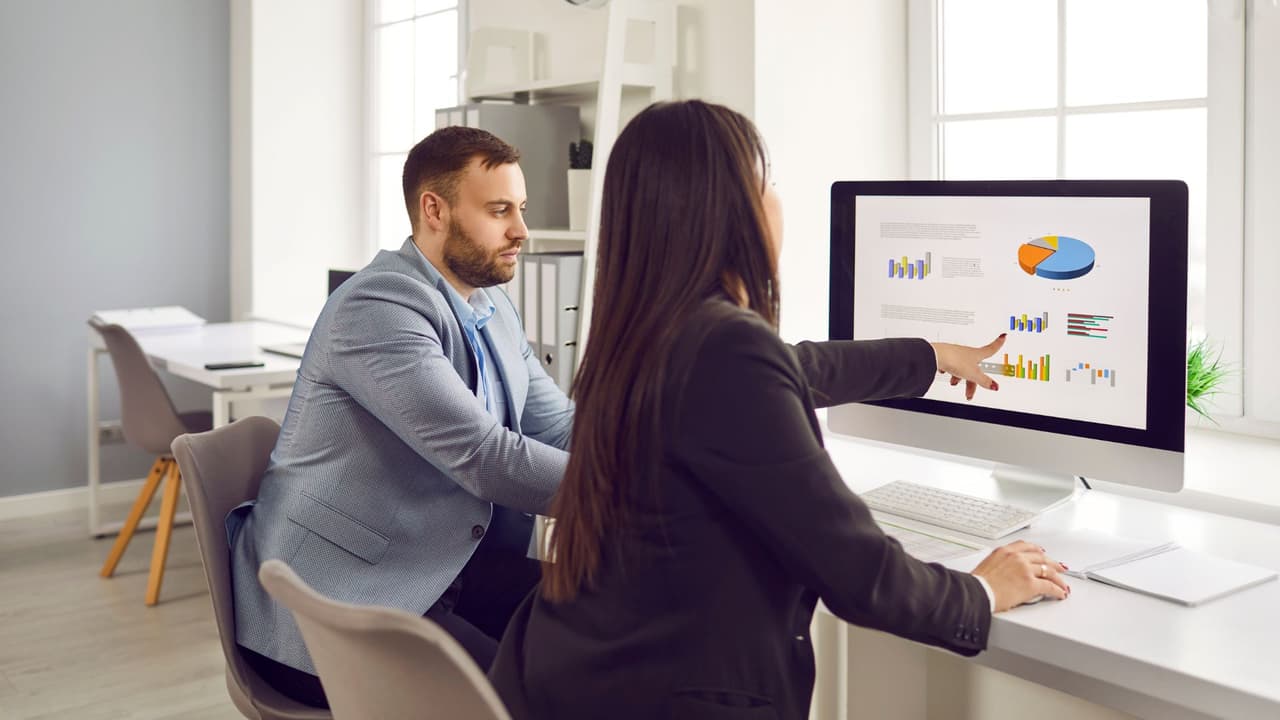 <h3 class="cms-H3-H3">Necesitarás un equipo financiero y legal</h3>
<br>Vas a necesitar abogado, asesor de impuestos y expertos en finanzas. Preferiblemente que trabajen todos juntos. Si vives en una comunidad pequeña, a lo mejor preferirás irte a la ciudad más grande y reunir el equipo.
<br>Si vas a tener el dinero, es mejor que inviertas en un buen equipo que te ayude a triplicar las ganancias y muy importante, que sean de confiar.