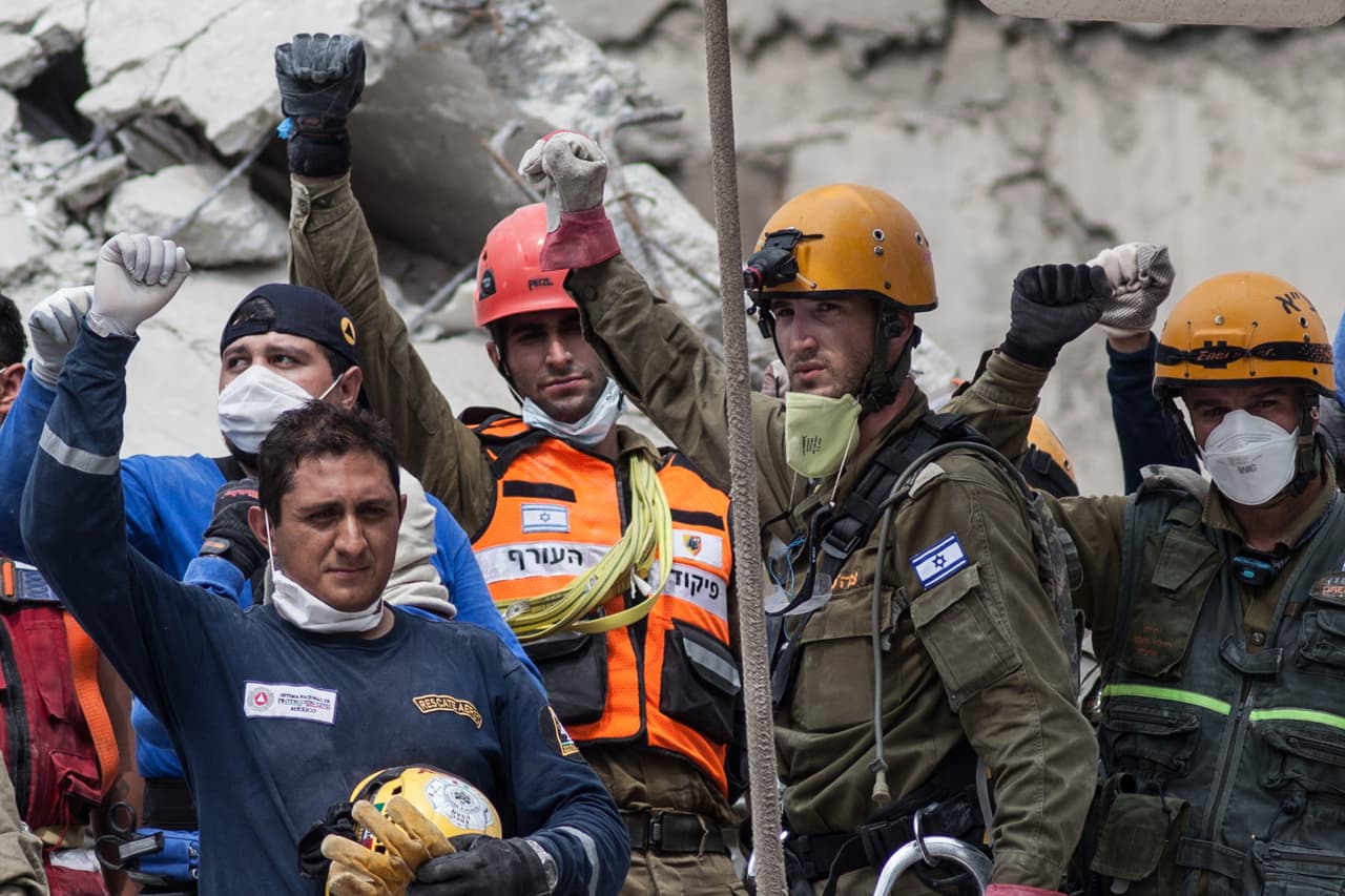 Protección Civil informó que el sismo del martes ha dejado 305 muertos, de los cuales 167 corresponden a Ciudad de México. Israelies y mexicanos piden silencio para intentar localizar sobrevivientes.