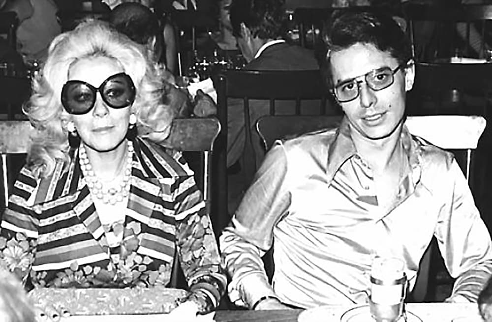 La polémica causada cuando Silvia se casó, en 1967, con Enrique Guzmán derivó del hecho de ser 11 años mayor que él. Aunque hubo una gran pasión, también hubo mucha violencia, ya que Enrique era obsesivamente celoso, consumía estupefacientes y solía golpearla o amenazarla, incluso con un arma de fuego, como relata en 'Esta soy yo'.