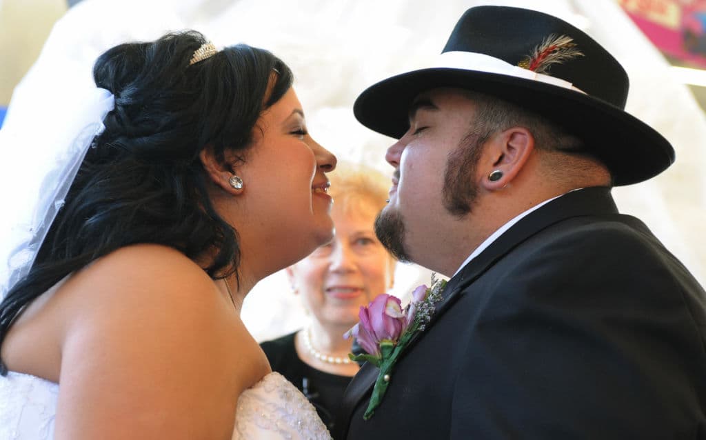 <b>Lesley Barragán</b> y 
<b>John Tinker </b>pagaron los 99 centavos y en 99 Cents Only fueron unidos oficialmente en matrimonio en Los Ángeles, California.