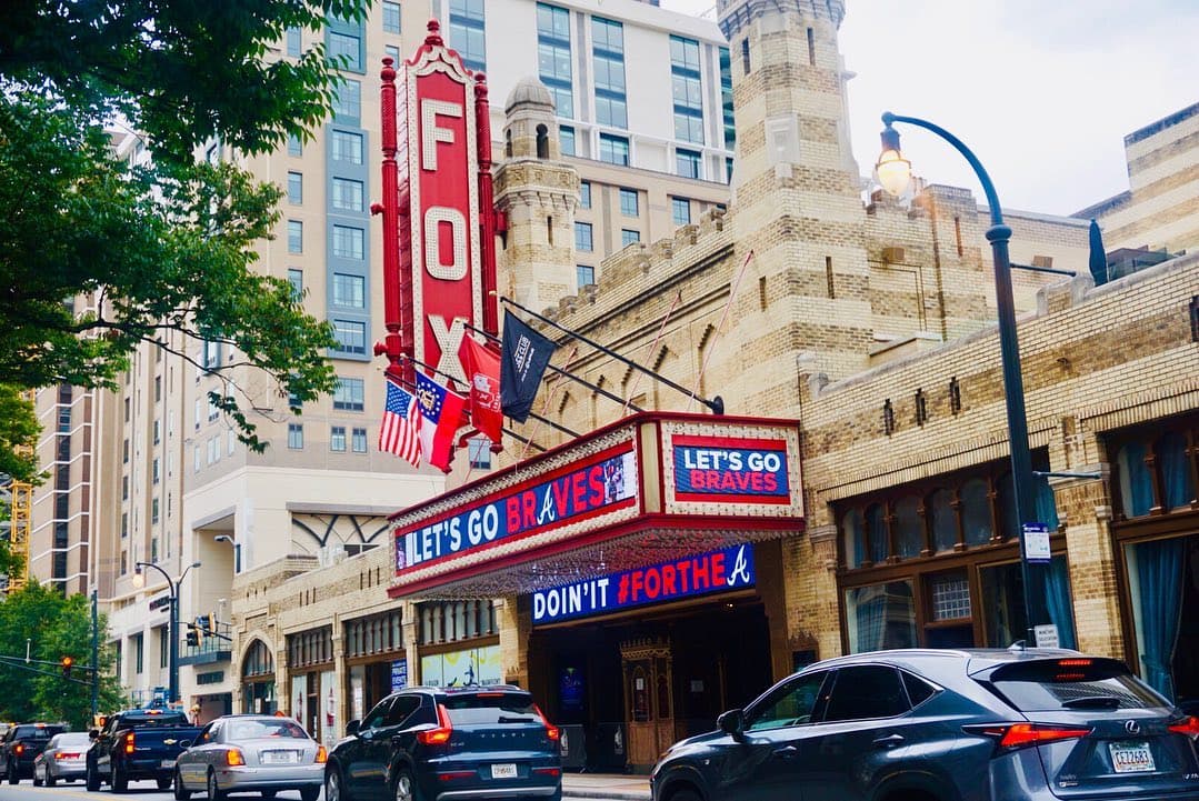 <b>The Fox Theatre (Atlanta)</b>: El Fox Theatre fue construido en 1929 como un palacio de cine árabe. Hoy en día, alberga todo tipo de actuaciones, desde conciertos hasta obras de teatro, así como sus giras. A lo largo de los años se han visto apariciones de hombres y mujeres, todos con atuendos de la época victoriana. Quizás el fantasma más notable es Roosevelt, el hombre que trabajó en la sala de calderas durante décadas.