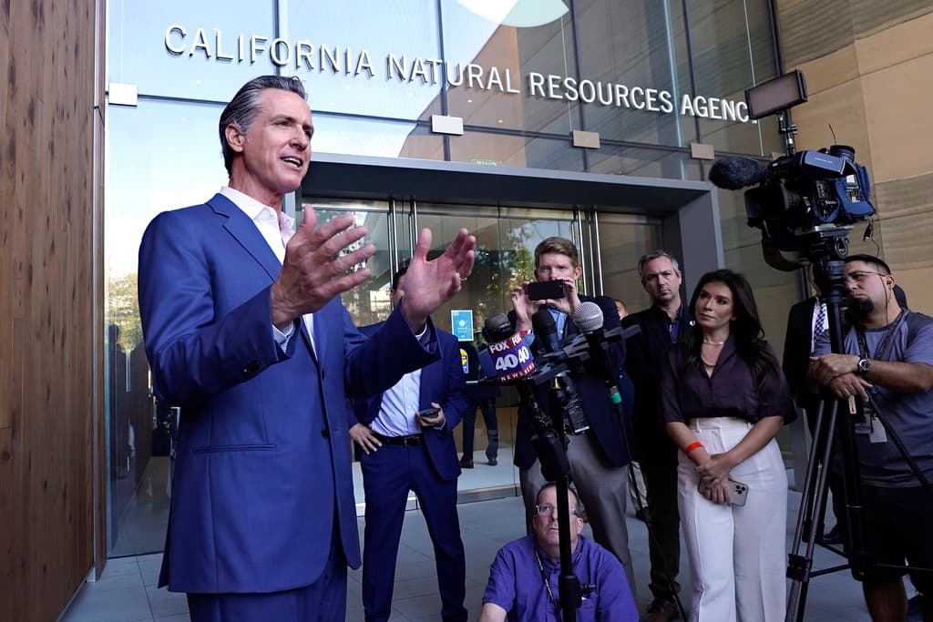 Newsom afirma que aprobará leyes que obligarán a grandes empresas a decir cuánto contaminan 