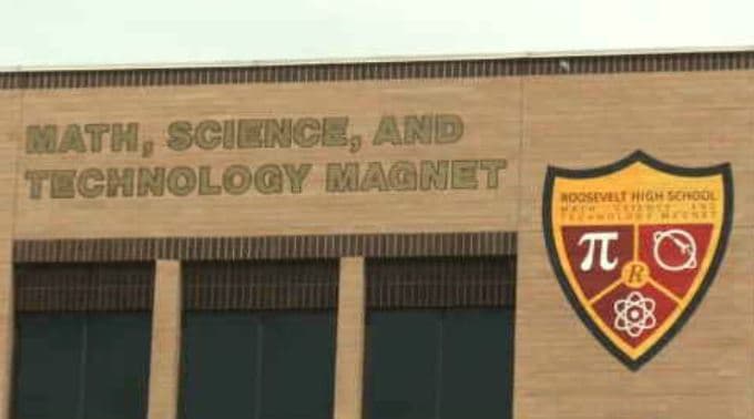 Y es que a Jesús el amor a las matemáticas lo impulsó a inscribirse en la Academia Magnet de Ciencia y Tecnología Matemáticas en la Escuela Secundaria Roosevelt para ayudarlo a lograr su interés adquirido en la ingeniería y las ciencias.