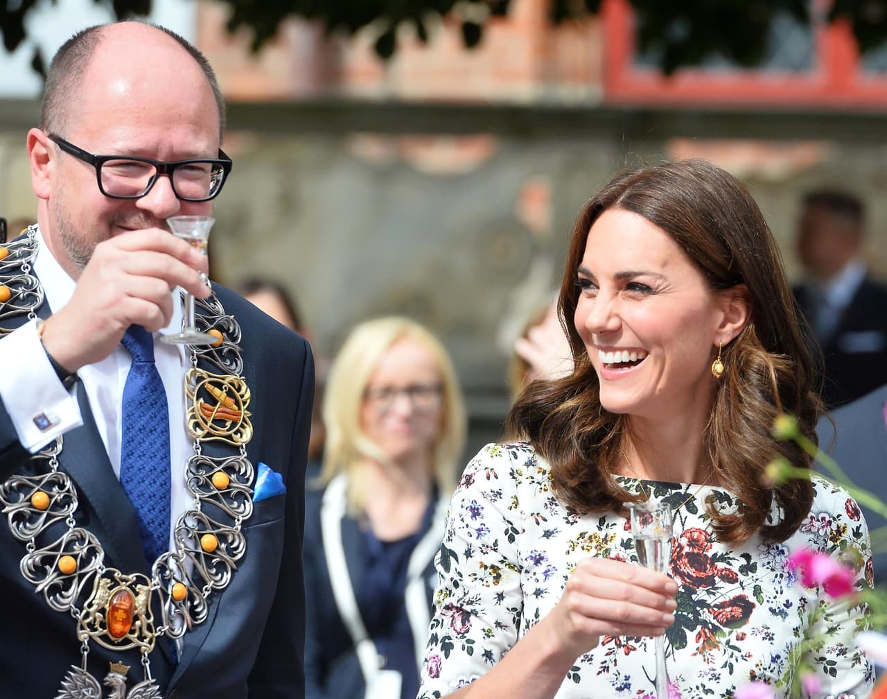 Con su característica sonrisa, Kate Middleton celebró el brindis realizado antes de probar el vodka Goldwasser.