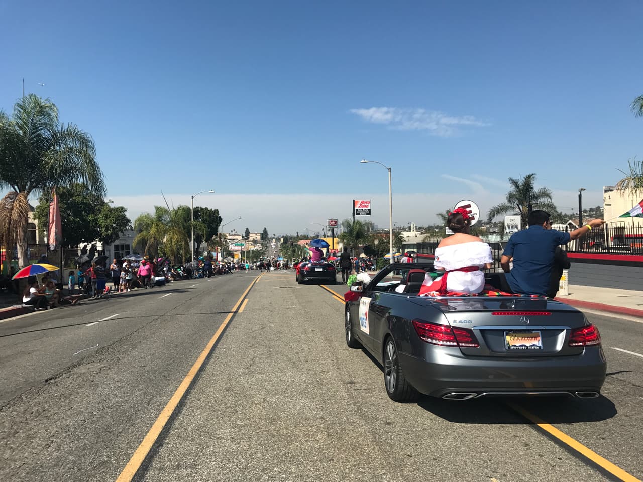Erika Reyna acompañó a otros locutores y talentos de Univision durante una caravana para celebrar las 'Fiestas Patrias' en el sur de California.