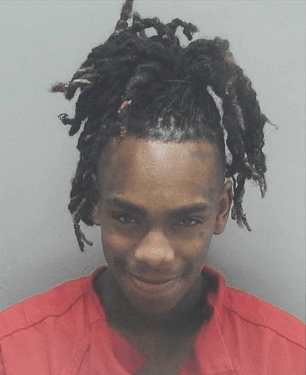 Esta semana, la fiscalía del condado Broward informó de manera oficial su intención de interponer un recurso legal para que se aplique la pena de muerte contra 
<b>Jamell Maurice Demons, nombre de pila de YNW Melly</b>, si es hallado culpable del asesinato de dos amigos suyos.