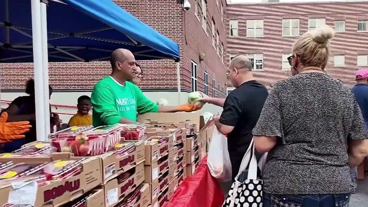 La iniciativa en Nueva York que lleva frutas y verduras frescas a familias que lidian con alza de precios
