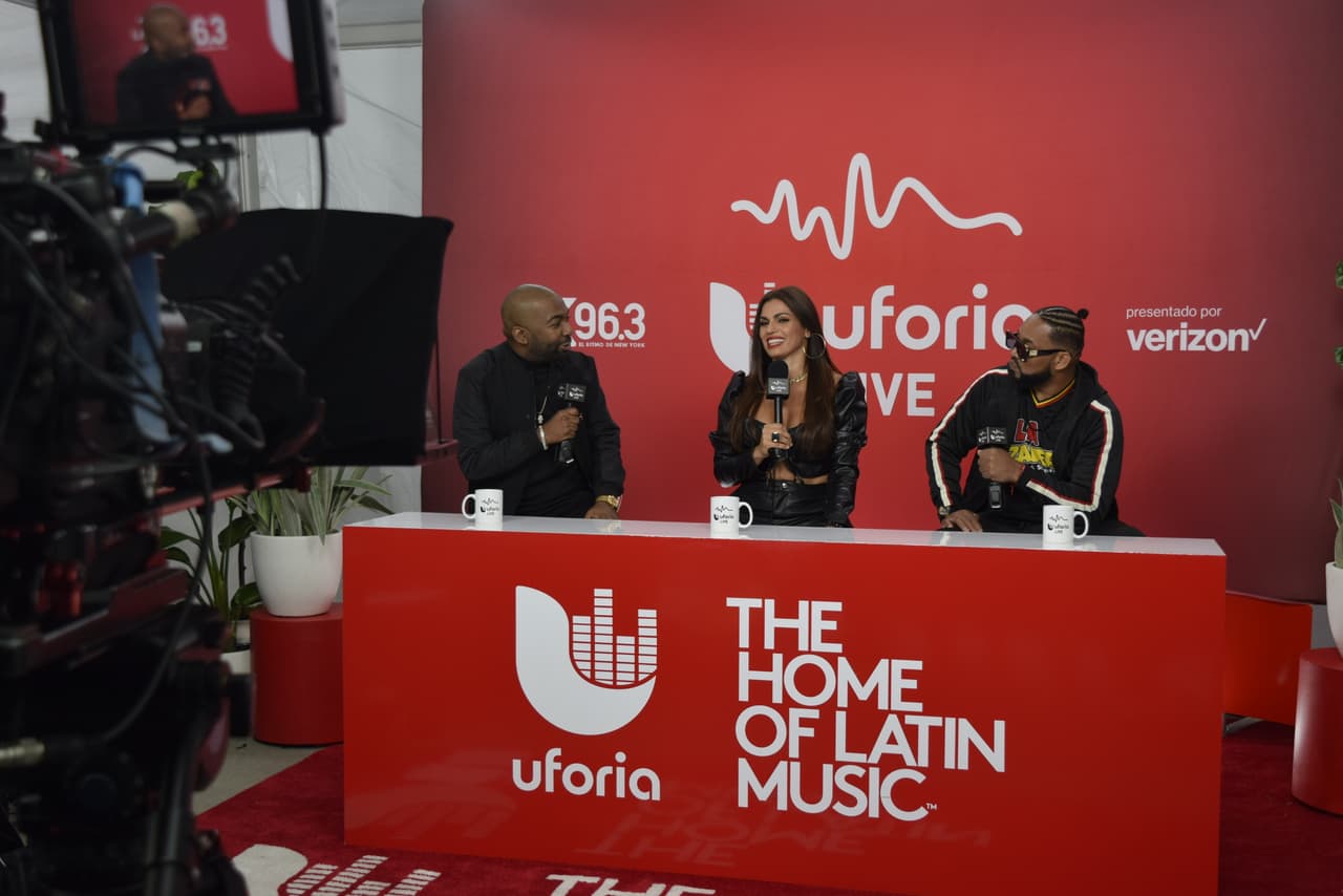 Durante la transmisión, 
<b>Brea Frank</b>, 
<b>Damaris Díaz</b> y 
<b>Shino Aguakate,</b> estuvieron acompañando el show presentado por Verizon y Uforia.