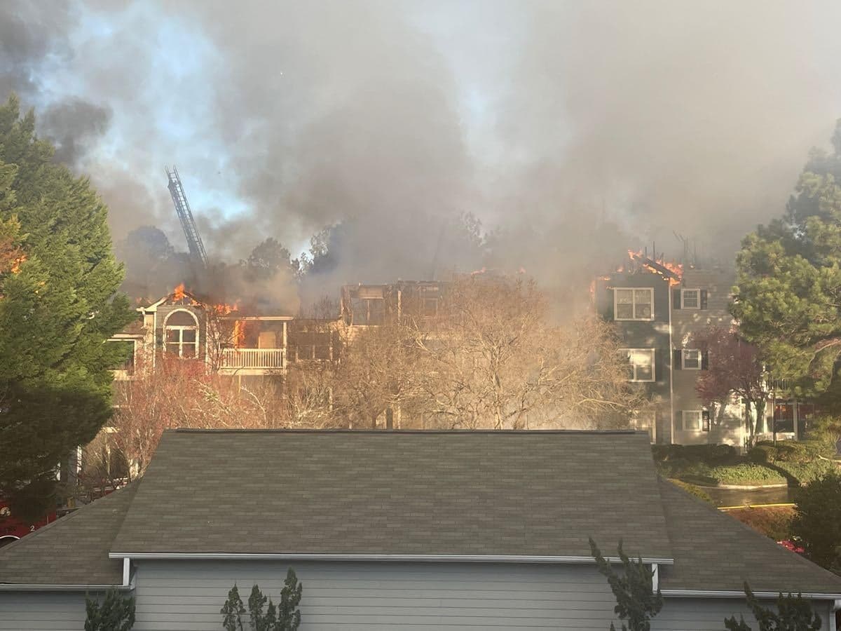 Todos fueron evacuados en ese momento, por lo que no había nadie en el edificio cuando se produjo el segundo incendio unas siete horas después.
