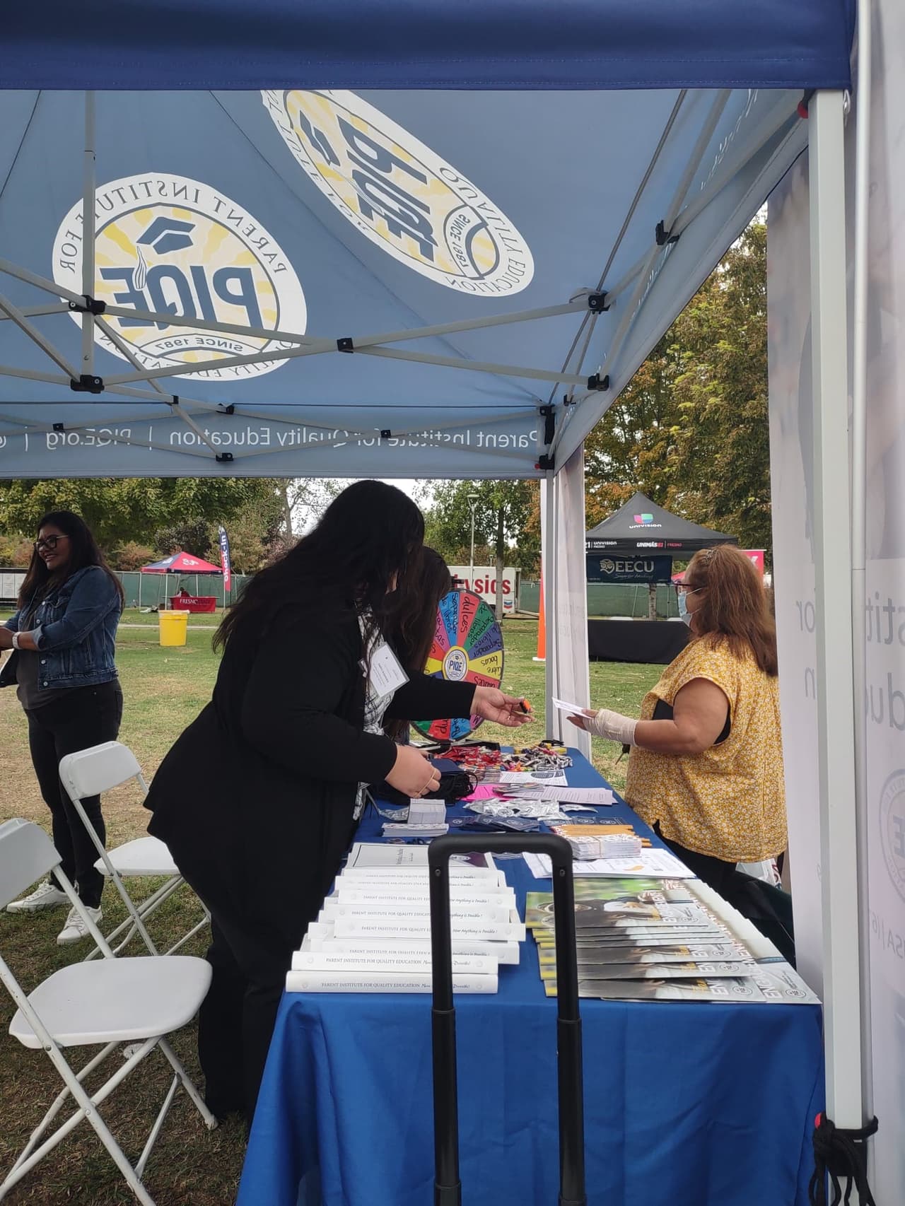 La gente de PIQE (Parental Institute for Quality Education) brindó información de todos los programas que ofrece, como alfabetización temprana, involucramiento de los padres, alfabetización familiar o desarrollo infantil.