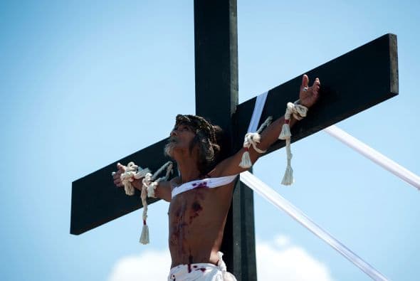 Aquí las muecas de dolor de un hombre crucificado en Pampanga.