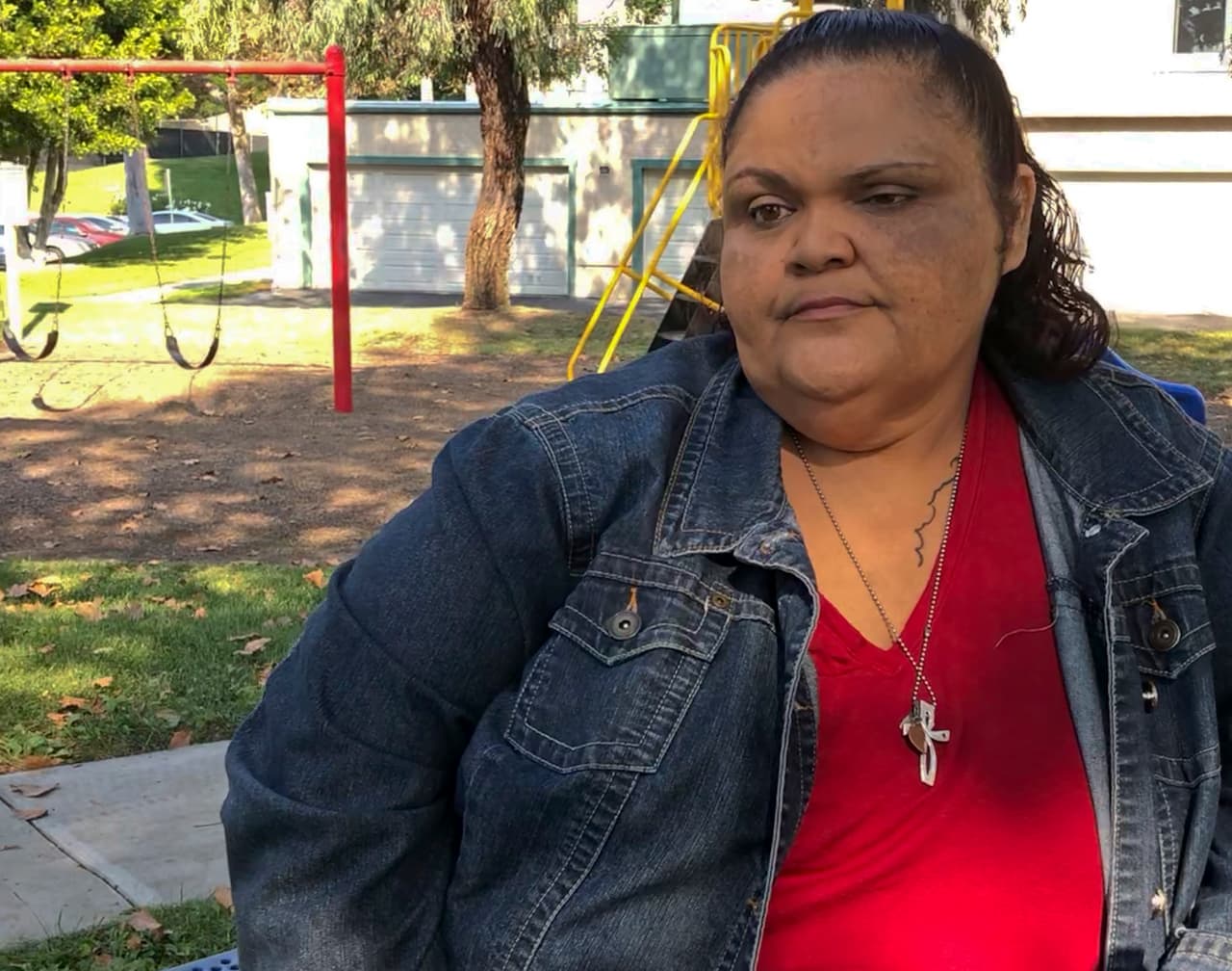 La exentrenadora deportiva de secundaria Evie Cluke habla durante una entrevista cerca de su casa en Montclair, California, el domingo 11 de noviembre de 2018, sobre su interacción con Ian David Long, quien según las autoridades mató a disparos a 12 personas en un bar del sur de California el miércoles. (AP Foto/Amanda Lee Myers)