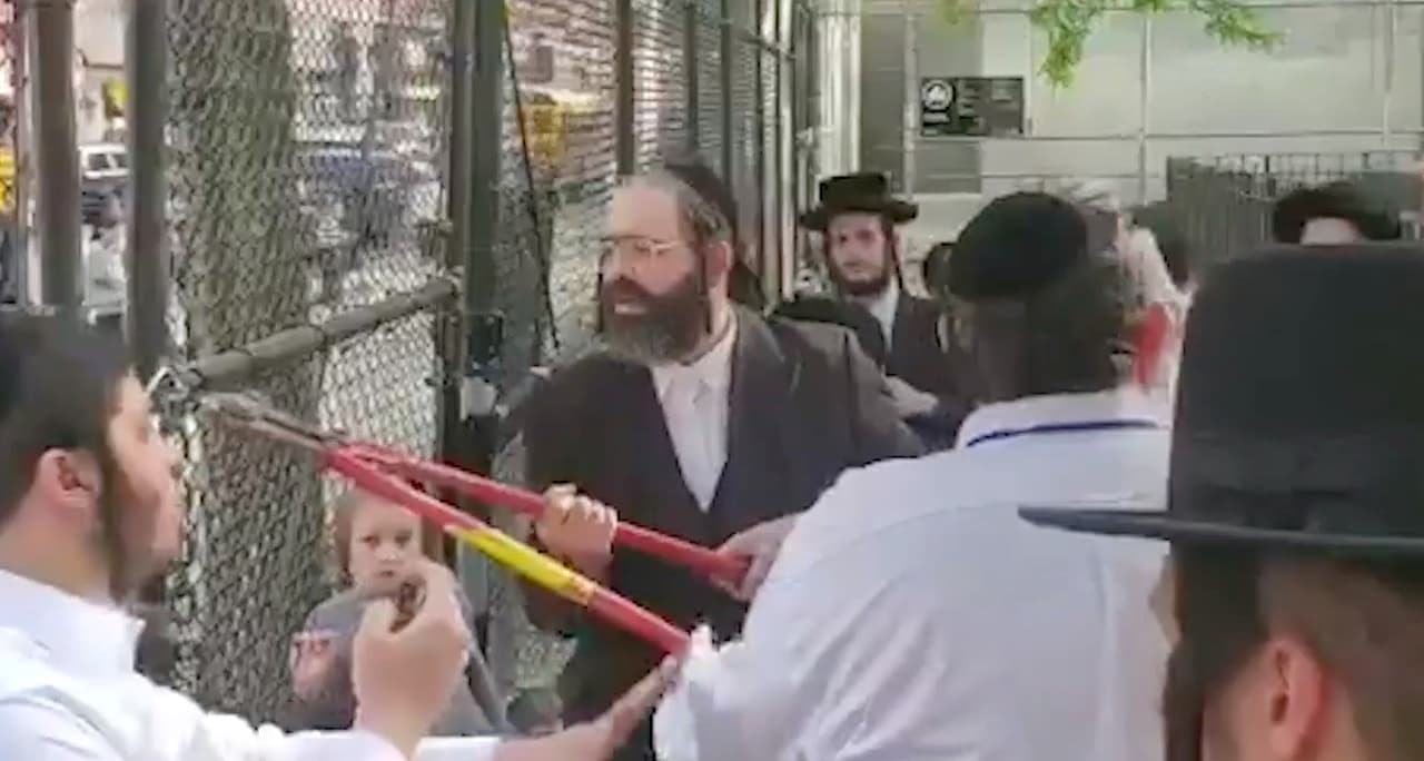 Desafían orden del alcalde y cortan las cadenas de parques para que jueguen sus niños