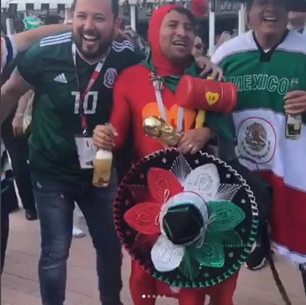 Una de las cosas que han hecho estos dos intérpretes de Regional Mexicano es convivir con la gente y entrar en el ánimo mundialista.