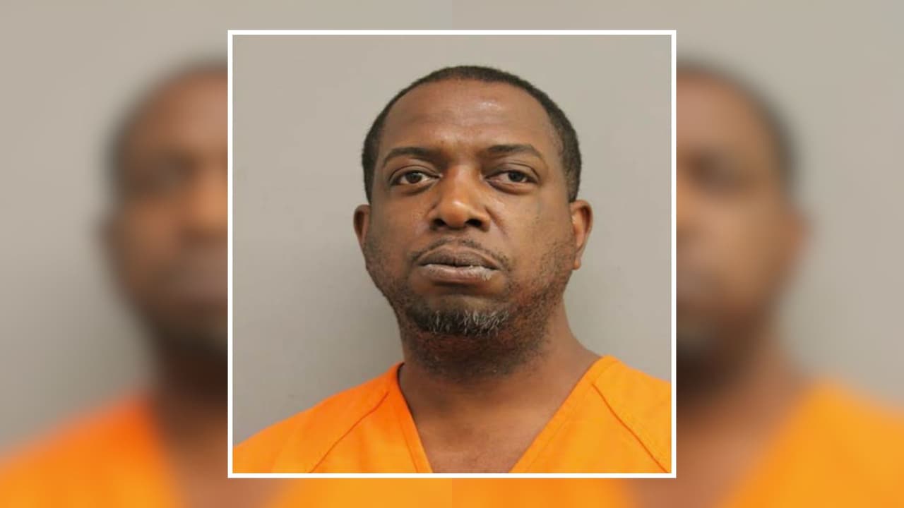 Acusan a un hombre de intentar destruir narcóticos durante una parada de tránsito en el condado Harris