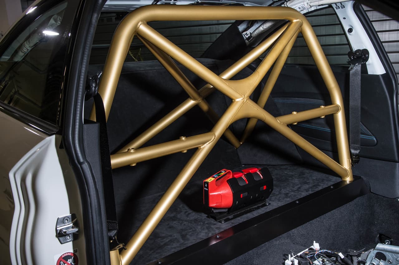 Por ejemplo, la parte trasera se ha vaciado, se incluyen anclajes para un arnés de seis puntos, un soporte para el extintor, una jaula antivuelco y luces LED en el techo.