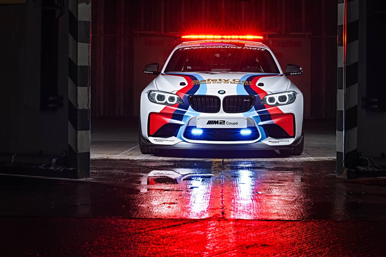Este safety car sienta bases en la coupé de serie, la más reciente integrante de esta icónica familia deportiva M de la casa alemana, aunque naturalmente agrega una serie de elementos sólo disponibles para el vehículo preparado para las condiciones que impone el MotoGP.