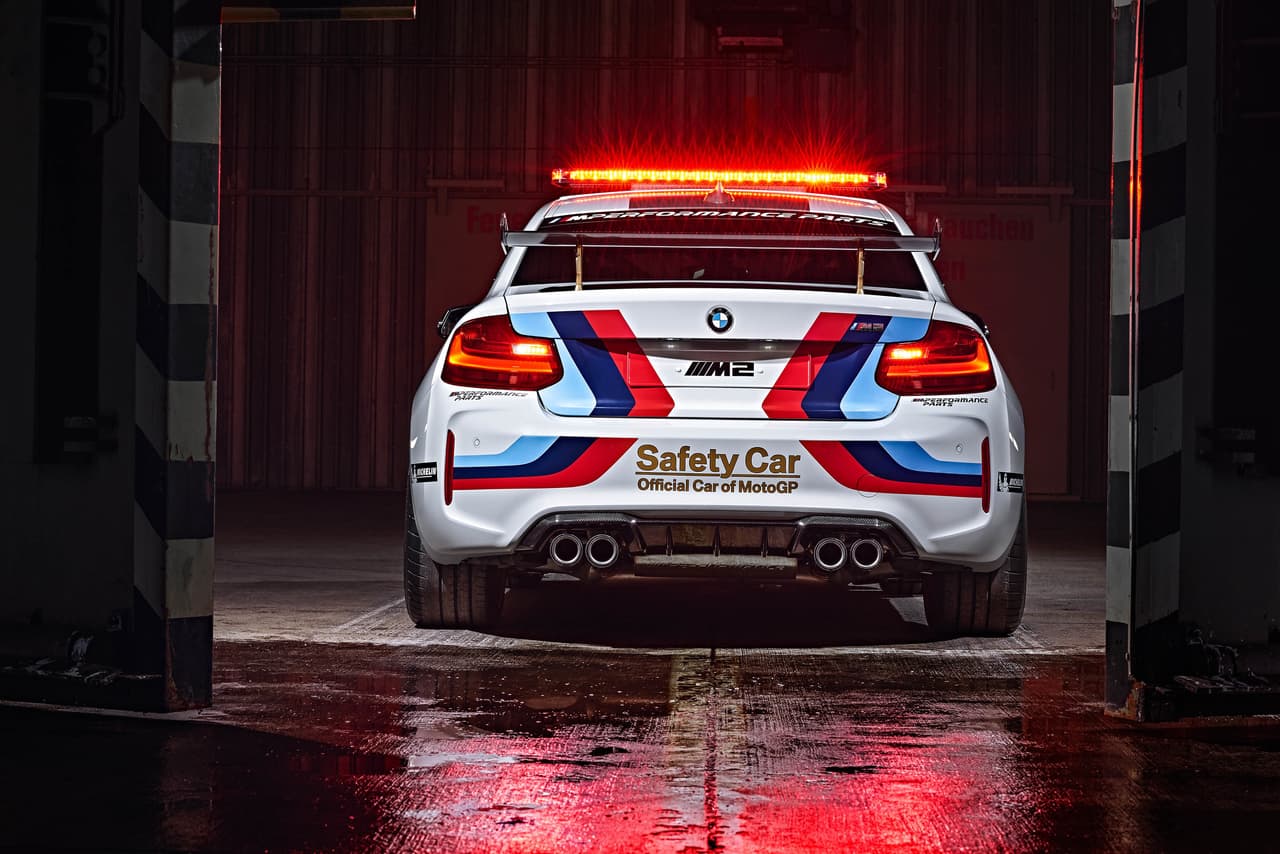Ello, por la aparición en escena del vehículo de seguridad para las 18 carreras de la temporada 2016 del MotoGP, una espectacular versión del BMW M2 2016 salida de los talleres de BMW M GmbH, usualmente encargada del diseño de prototipos.