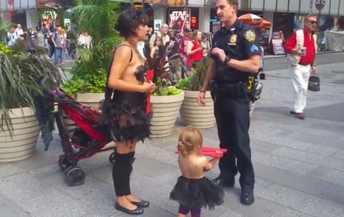 Mujer e hija semidesnudas en Times Square