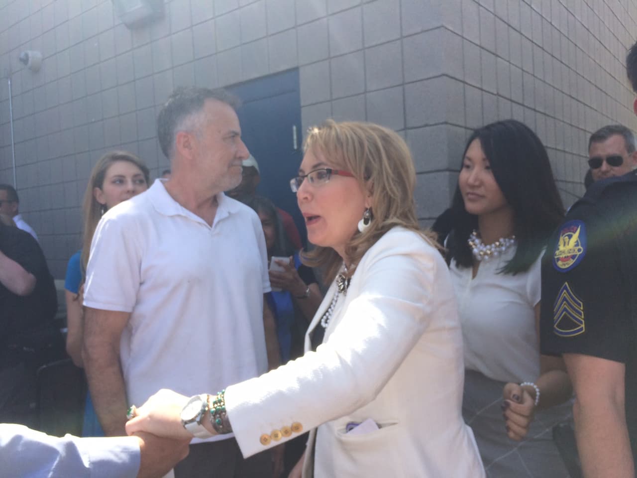 Gabrielle Dee "Gabby" Giffords llegando a evento de Clinton.