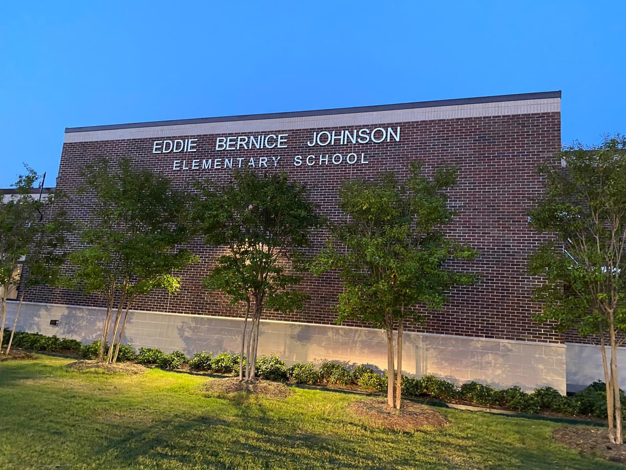 Desde muy temprano en la escuela Eddie Bernice Johnson recibió a maestros y al Superintendente del Distrito.
<br>