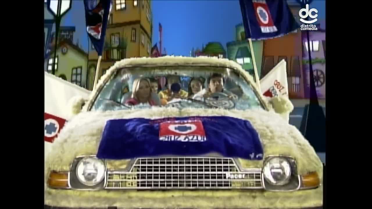 Los PLuche van tarde al partido del Cruz Azul y por andar a las carreras, Ludovico se estrella con los comentaristas de PLuchevisa Deportes, pero saldrá favorecido de toda esta situación