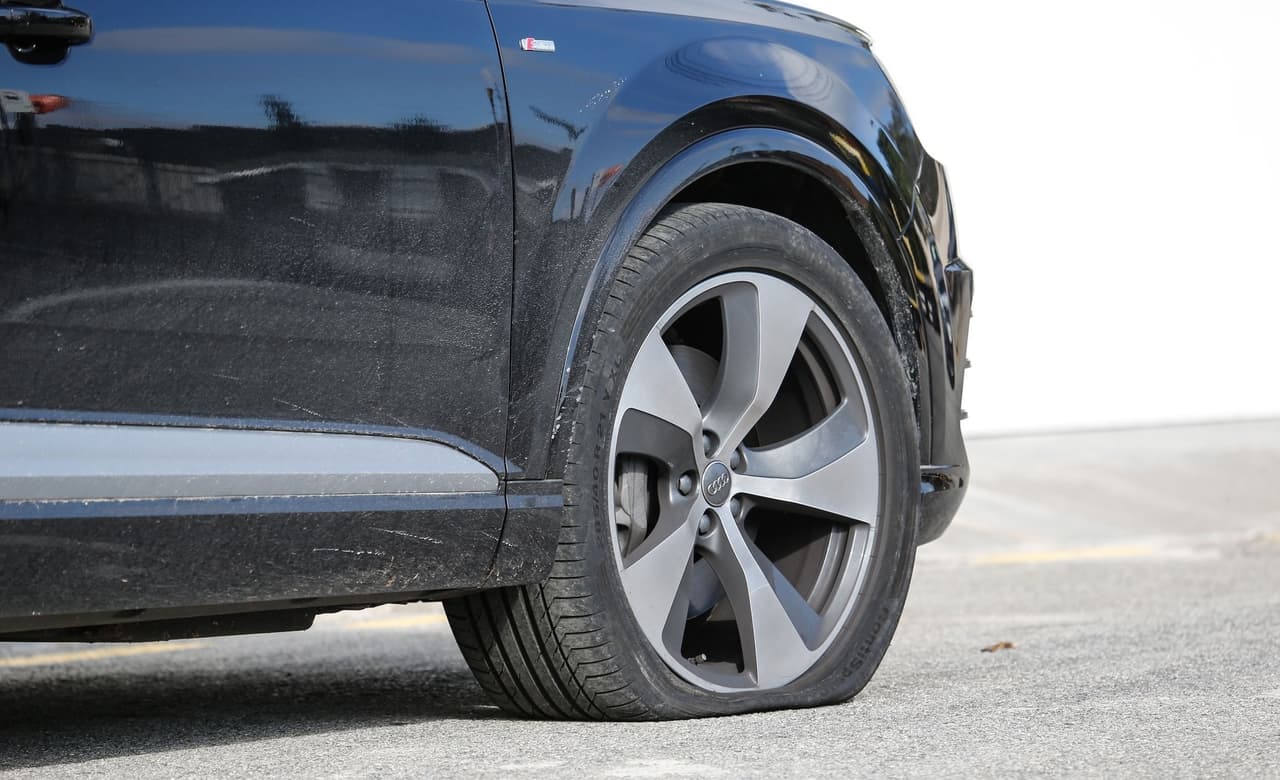 El problema, a simple vista, parecía ser que este neumático no servía, lo que hacía imposible que la artista llegara a cualquier lugar.