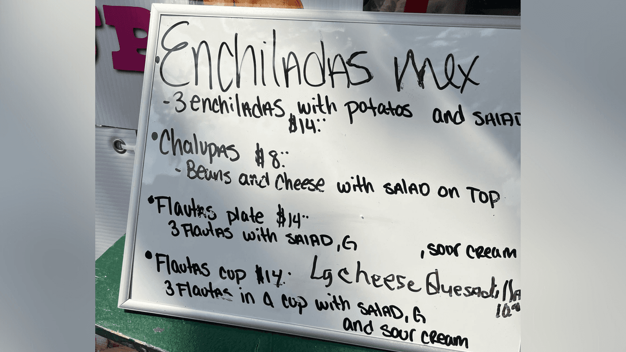 Unas enchiladas o flautas incluso están en $14. Estos platillos tienen además guarniciones.