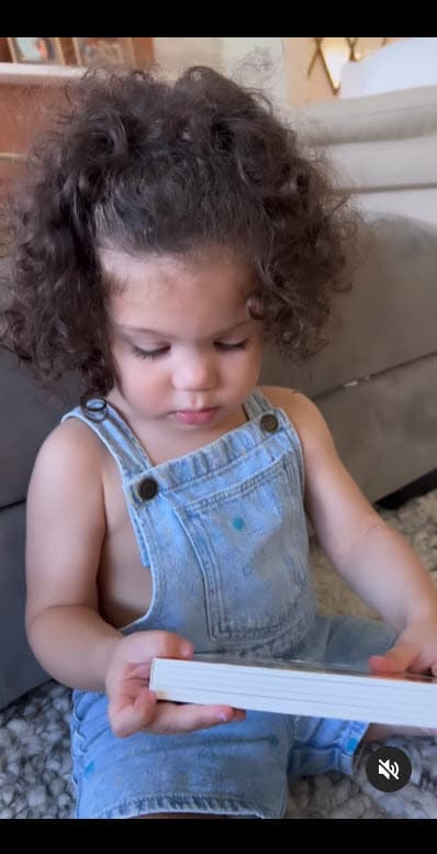 En las más recientes imágenes que la presentadora ha compartido sobre el niño se le puede ver con una melena de rizos.
<br>