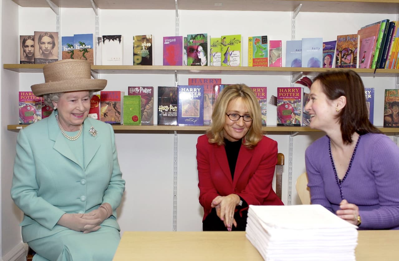 La historia del mago es una de las favoritas de la reina Isabel de Inglaterra, aquí con la escritora J.K.Rowling (de rojo) quien creó Harry Potter.