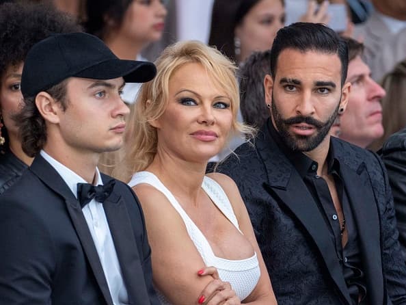 En su mensaje, Pamela Anderson adelanta que dejará Francia.