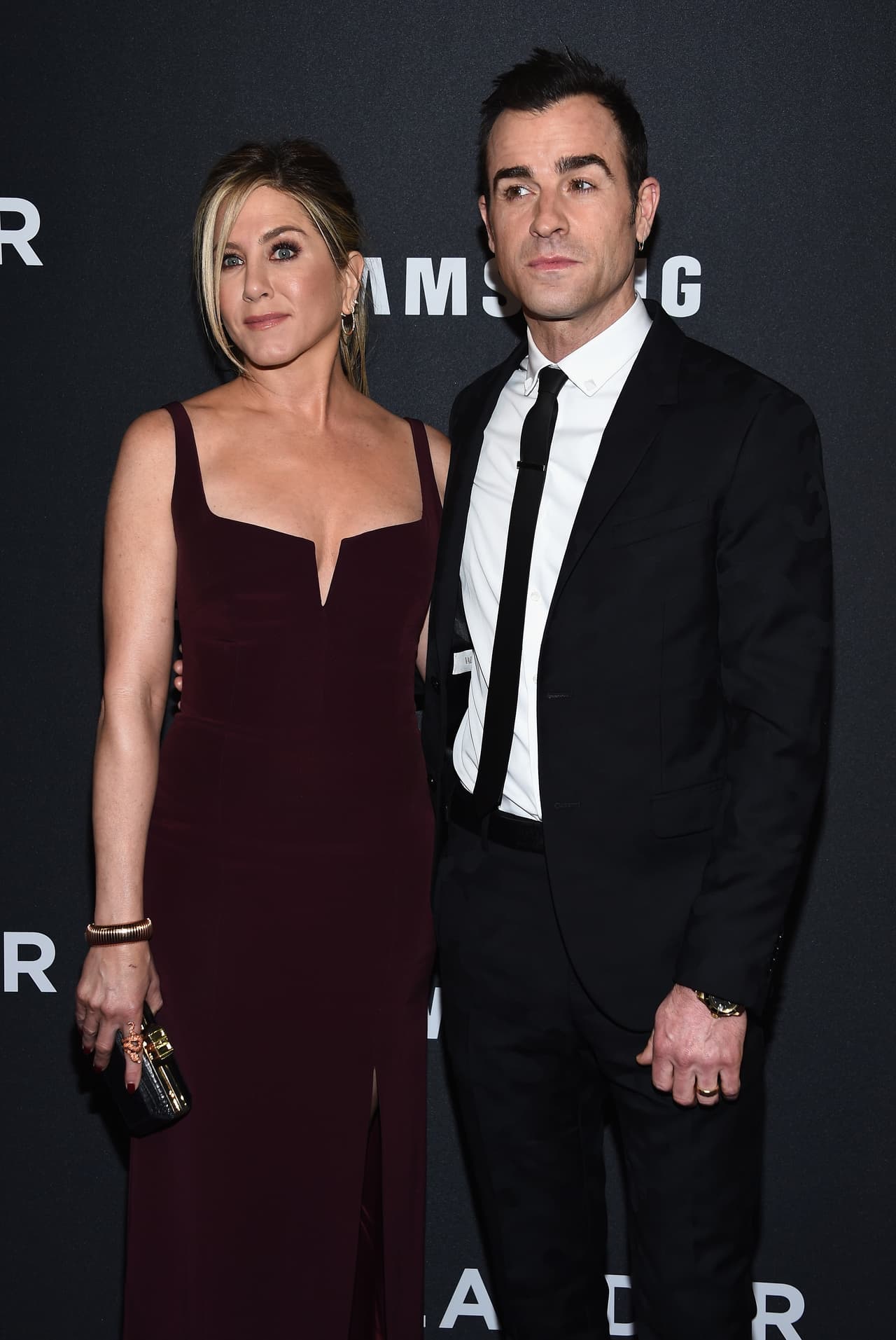 La pareja estuvo feliz en la alfombra morada.