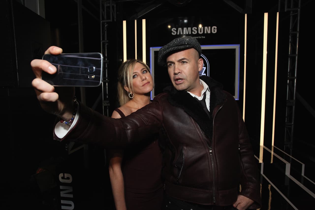 Billy Zane jugando con Jen.