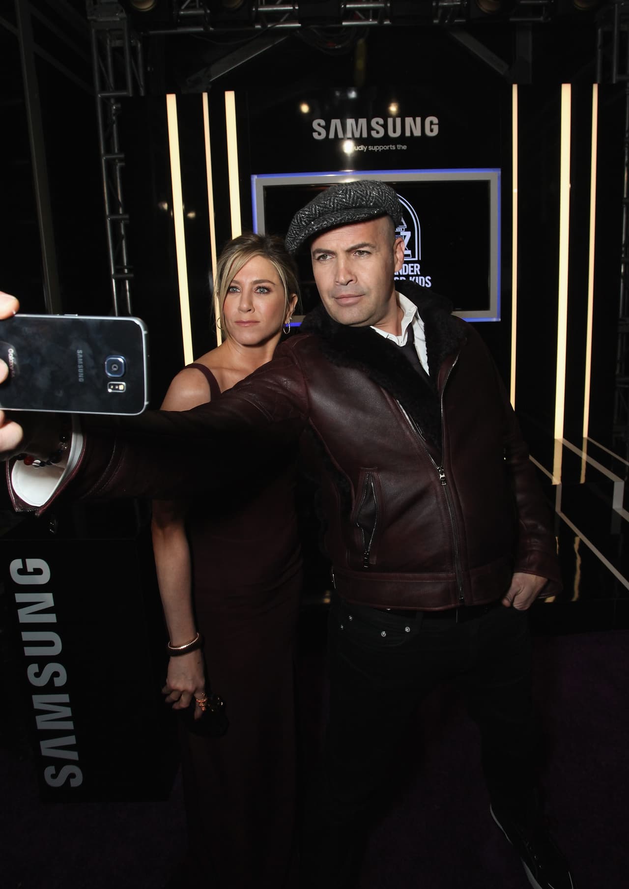 Jen sacándose foto con Billy Zane.