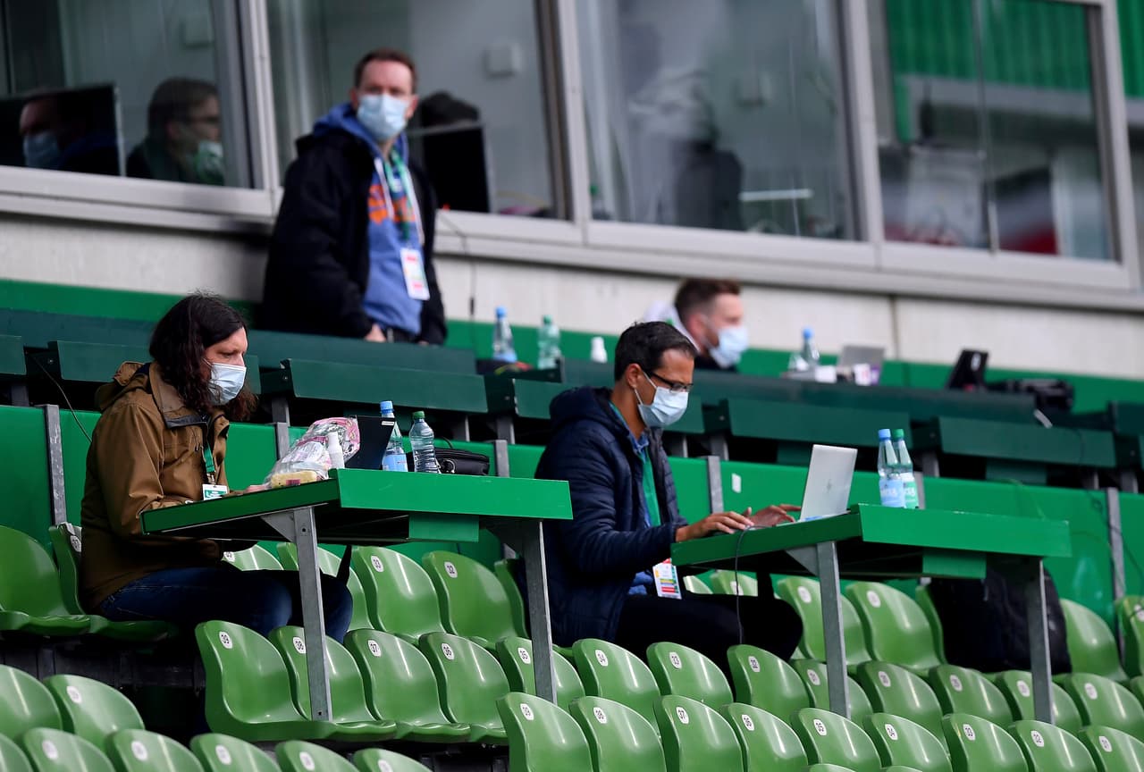 Los periodistas también guardan su distancia en las gradas del Weserstadion, en Bremen.