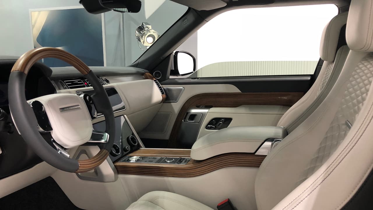 El suntuoso interior de la Range Rover SV Coupe cuenta con 
<b>detalles que la diferencian de las ya lujosas Range Rover regulares</b>, como un enchapado en madera que es tan extenso como hermoso y que encontramos en el tablero, volante, puertas, consola central y en el suelo del compartimiento de carga.