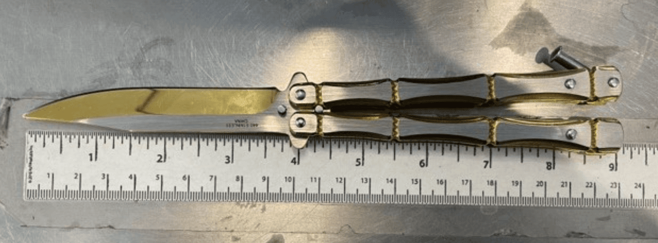 Los cuchillos, 
<b>aún sean tipo 'mariposa</b>' están absolutamente prohibidos en la cabina del avión, por eso el 21 de junio, en La Guardia International Airport, TSI decomisó estos. 
<br>