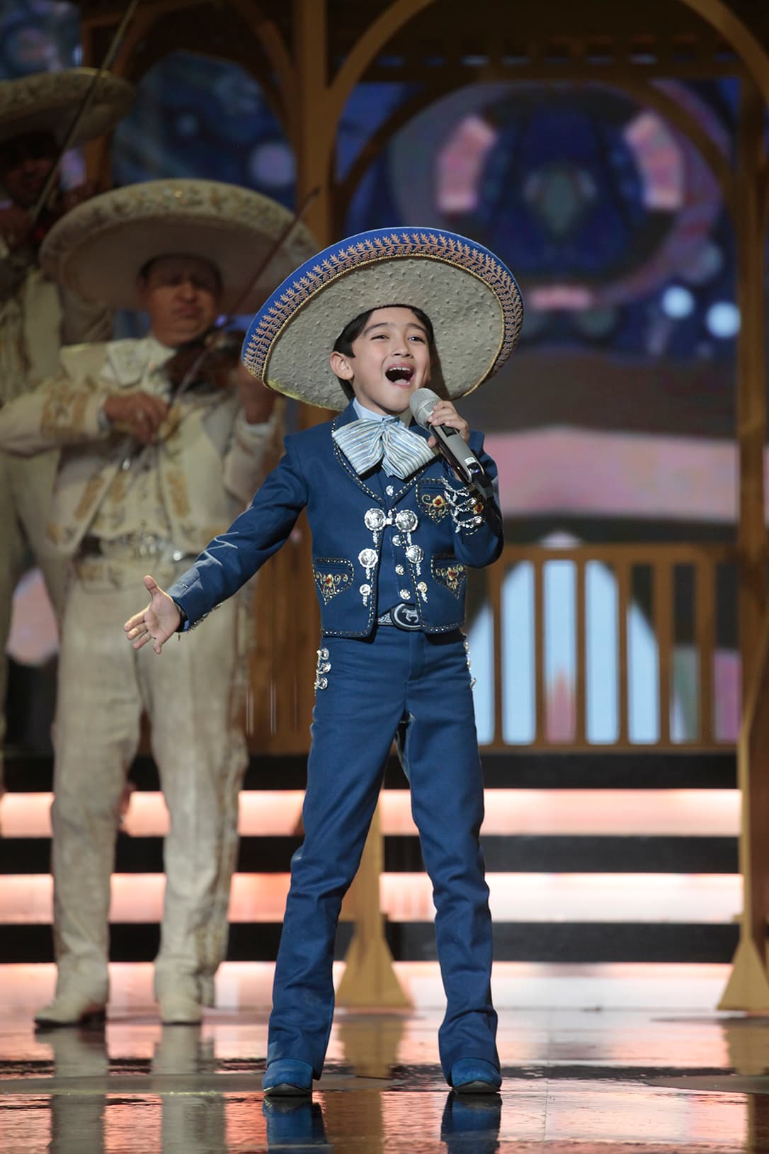 Kenneth hizo lo suyo en el canto y el tema ‘Mujeres Divinas’.