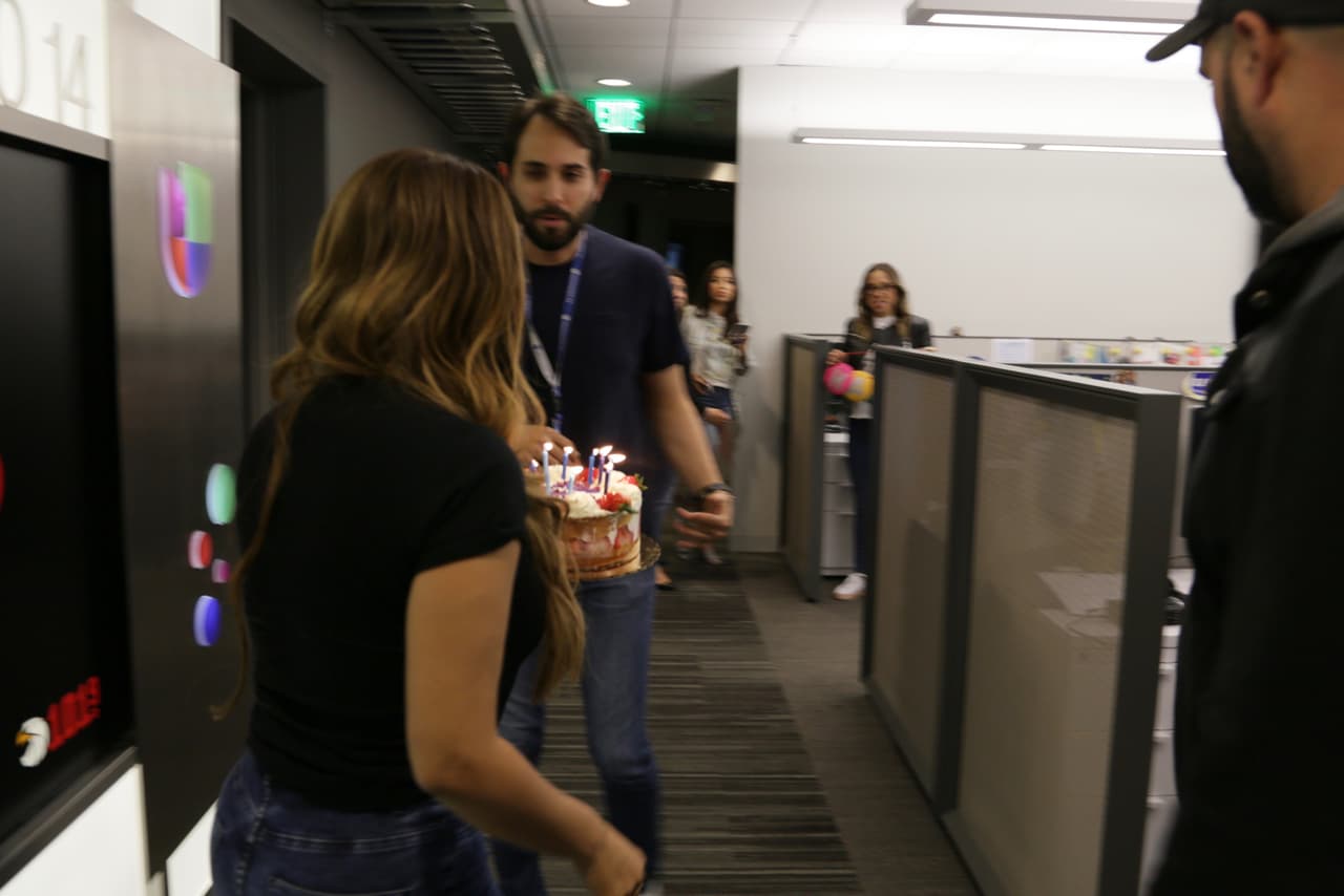 Todo comenzó cuando 
<b>La Bronca</b> y 
<b>El Compa Ivan</b> llegaron a cabina cargando este pastel.