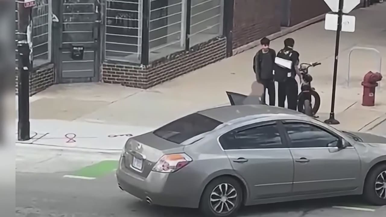 Conductor atropella a dos menores en bicicleta eléctrica en Brighton Park y se da a la fuga