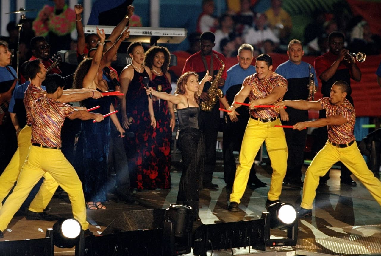 La primera hispana que fue parte de la máxima fiesta del fútbol americano es Gloria Estefan. La cantante cubana participó en el show de medio tiempo en 1992 y 1999.