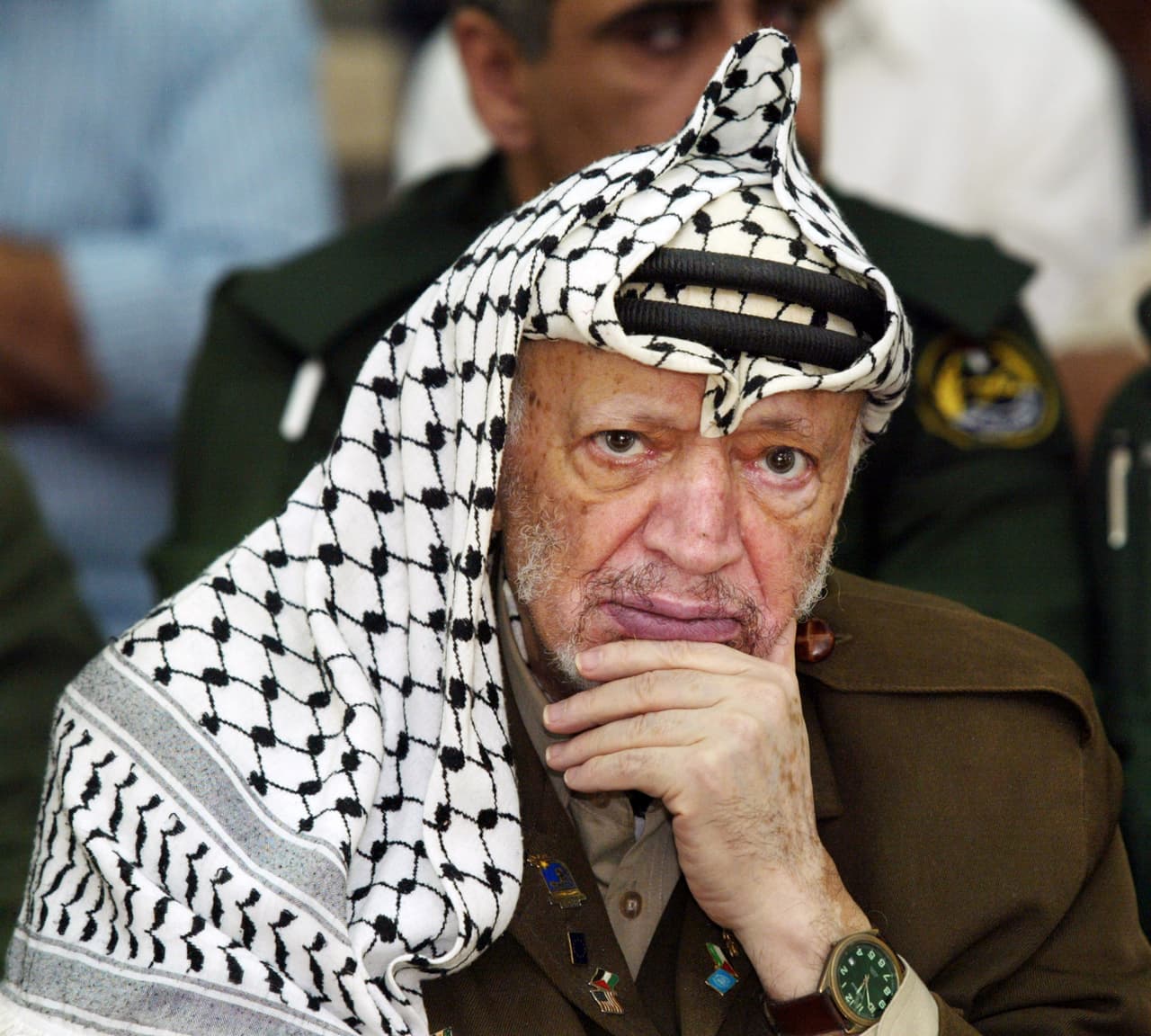 Yasser Arafat, líder palestino, falleció en un hospital de Francia debido a una hemorragia cerebral, sin embargo surgieron dos versiones de su desceso. Uno que aseguraba había mierto por complicaciones del VIH, mientras que la otra aseguraba que había sido envenenado por el servivio secreto israelí.