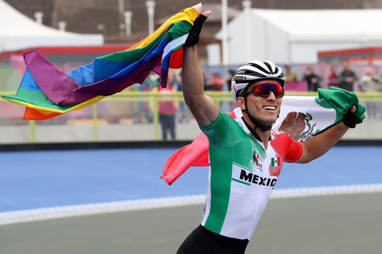 Jorge Luis Martínez muestra con orgullo bandera LGBTI