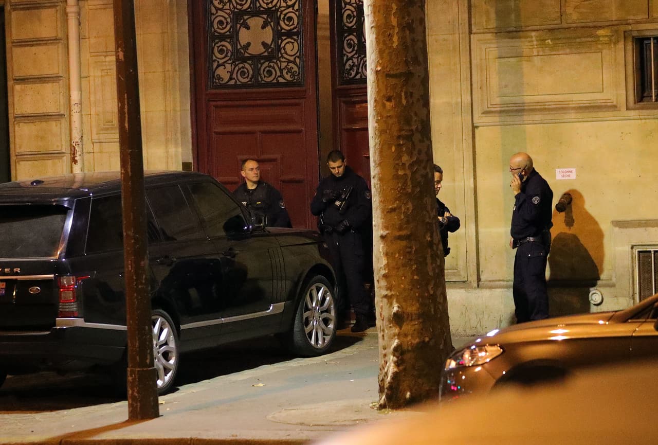 Cinco hombres vestidos de policías entraron por la fuerza a la lujosa suite en donde se hospedaba.