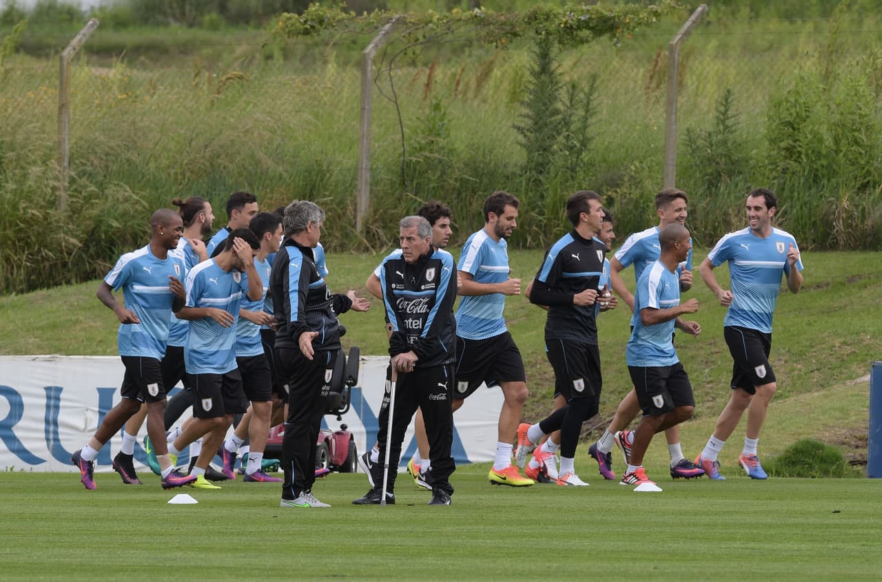 Pero el tiempo no se detiene, y ahora hasta Óscar Tabárez amaga con ceder el puesto de Arévalo Ríos a jóvenes charrúas como Nahitán Nández o Matías Vecino.