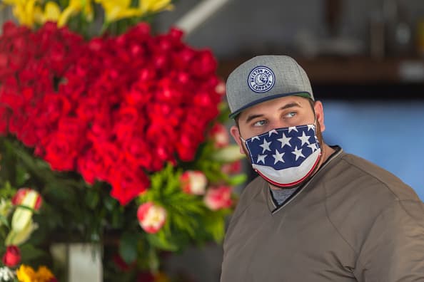 Las mascarillas ya forman parte del atuendo obligatorio para salir a las calles en tiempos del coronavirus y de acuerdo con expertos, es muy pronto para determinar por cuanto tiempo el accesorio será requerido.