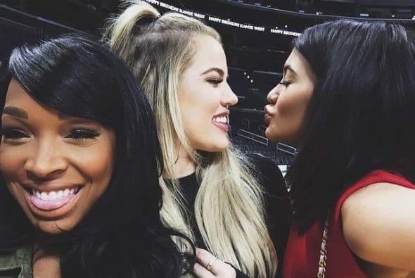 A la fiesta privada acudieron las hermanas de Kim y los amigos cercanos a la polémica familia.